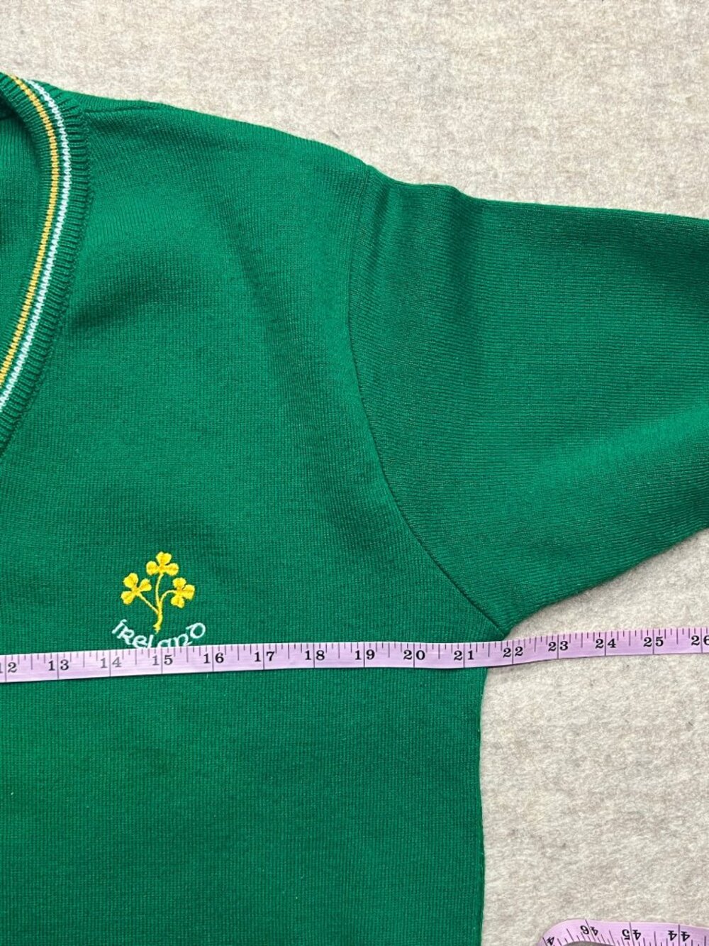 Vintage 90's Sugra Made in Ireland Green V-neck Sweater 42 Euro Large Men Unisex - Picture 11 of 11